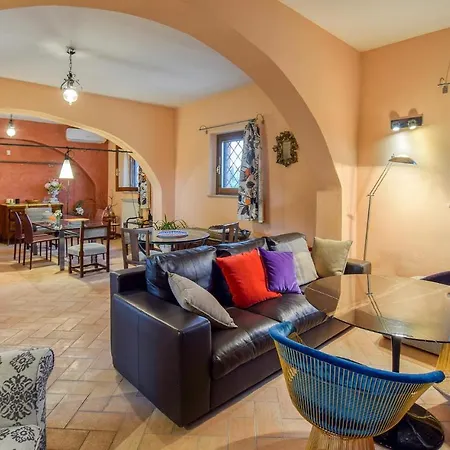 6 Bedroom Beautiful In *